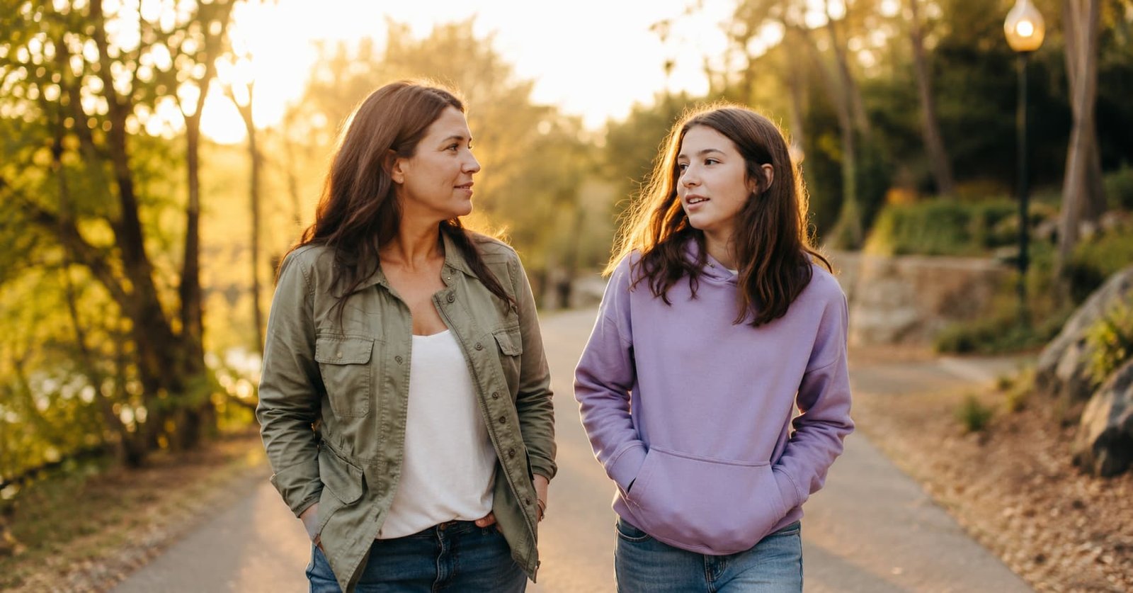 Madre e hija adolescente paseando y hablando — cómo hablar con adolescentes