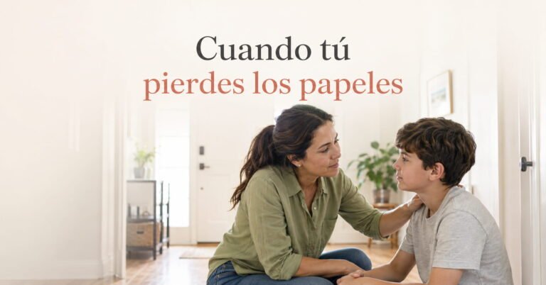 Madre pidiendo perdón agachada a la altura de su hijo en el pasillo de casa