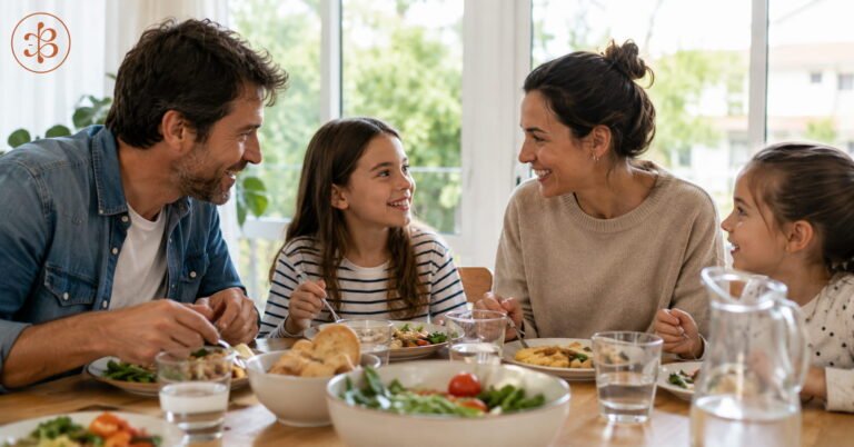 Familia cenando junta y conversando con calidez — el lenguaje que construye identidad